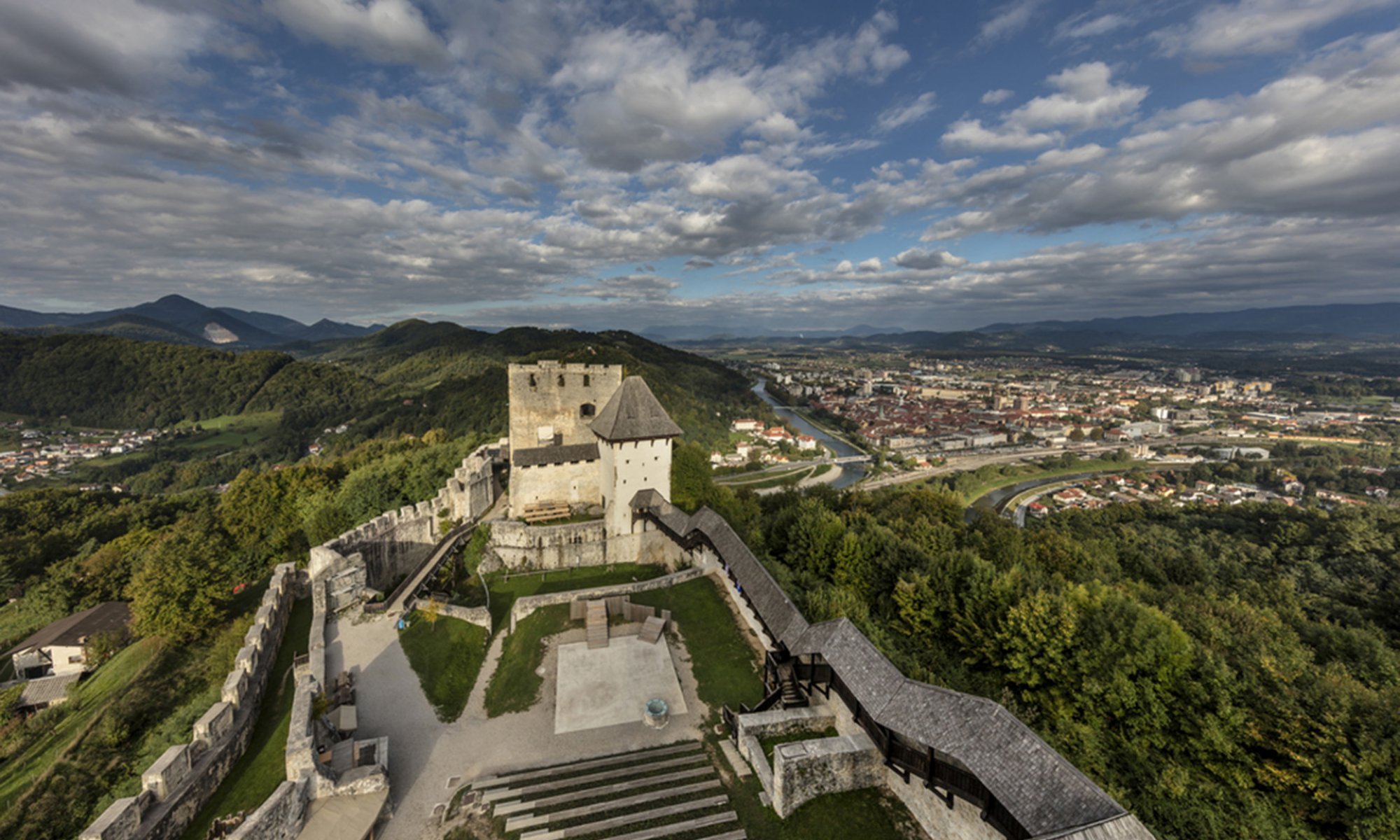 V pisnih virih je mogočni Stari grad v Celju prvič omenjen leta 1323, njegova zgodovina pa je še 200 let starejša. Današnjo podobo je dobil, ko so ga prevzeli grofje Celjski, najbolj znana in najpomembnejša vladarska rodbina na slovenskem ozemlju.