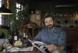 Primož Dolničar s svojo knjigo receptov Z vrta na mizo. Foto: Sandra Kovačič