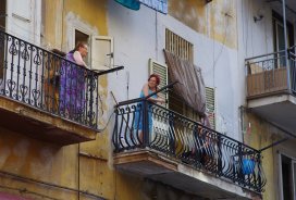 Sosedje v Neaplju se med ozkimi ulicami, vedno odprtimi okni in balkoni pogovarjajo zelo na glas. Kot v Fellinijevih filmih. Prebivalcem mesta je za zasebnost malo mar. 