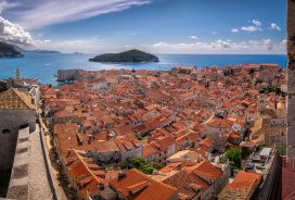 Zgodovina je brez dvoma dokazala, da so v Dubrovniku izumili karanteno. Izolacija kot koncept je zapisana v mestnem statutu iz leta 1272, omenjali so jo kot nujnost izolacije gobavcev.