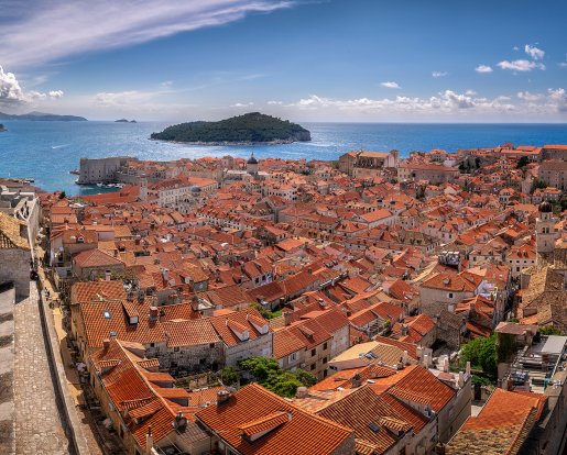 Zgodovina je brez dvoma dokazala, da so v Dubrovniku izumili karanteno. Izolacija kot koncept je zapisana v mestnem statutu iz leta 1272, omenjali so jo kot nujnost izolacije gobavcev.