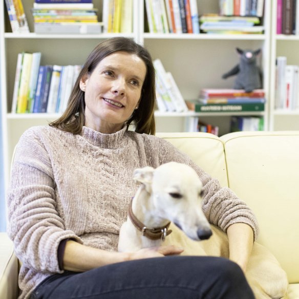 Maja Bajželj, urednica revije Moj planet, s psom Baggiom