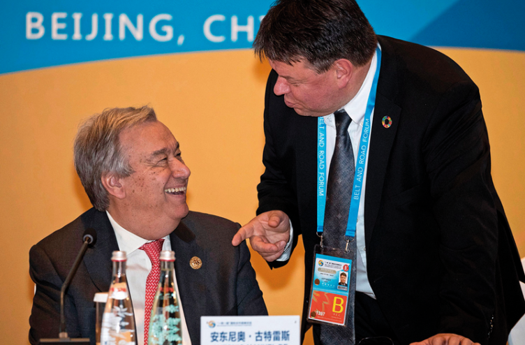 Generalni sekretar OZN António Guterres (levo) je prisluhnil Taalasu in podnebne spremembe opredelil kot prioriteto.