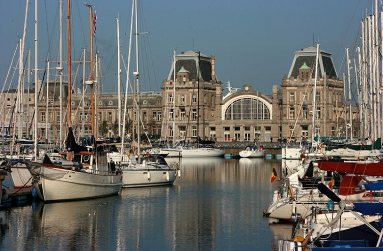 Ostende je osrednje mesto na belgijski obali in obiskovalcu takoj postane jasno, da ima svoj značaj.