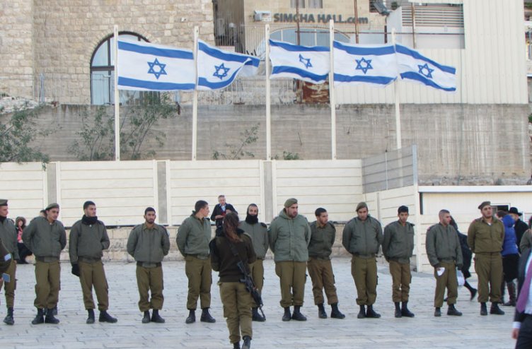 Srednješolci pred obiskom Zidu obžalovanja v Jeruzalemu