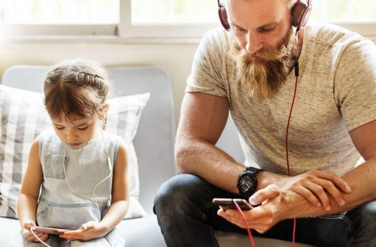 Otrokom so pri uporabi mobilnih telefonov zgled starši