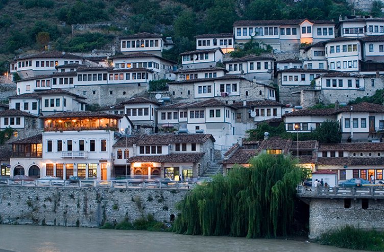 Staro mestece Berat ob reki Osum je ohranilo svojo edinstveno arhitekturo več civilizacij, ki so skozi zgodovino sobivale v mestu. Zato je bilo leta 2008 vpisano na Unescov seznam spomenikov svetovne dediščine v Evropi. 