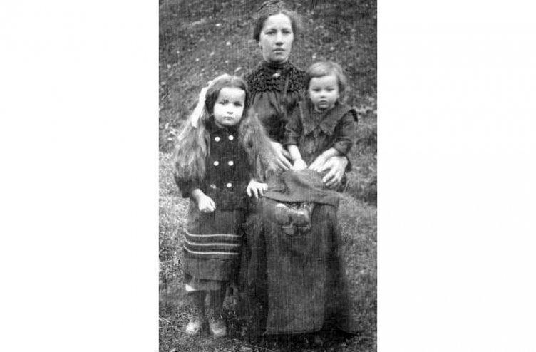 Z mamo Frančiško in sestro Julko, 1916