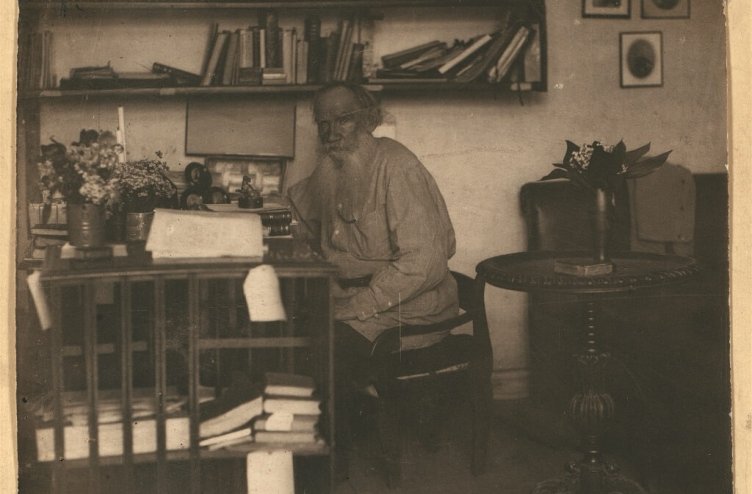Lev Nikolajevič Tolstoj v svoji delovni sobi maja 1908