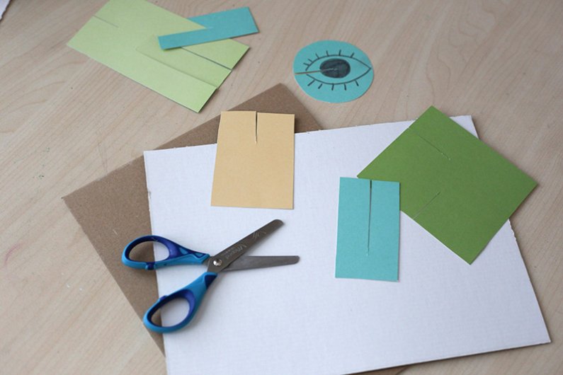 Najprej iz kartona in tršega papirja različnih barv izrežeš različne oblike