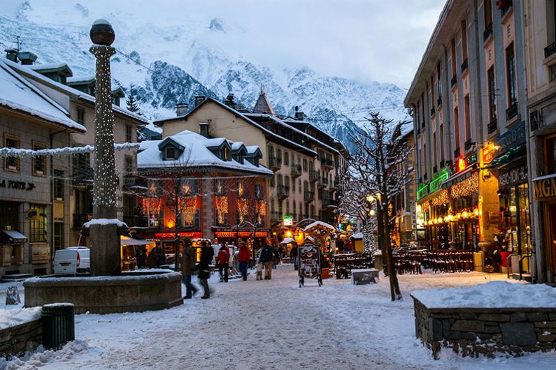 Mesto leži na nadmorski višini 1000 metrov in je  obdano z najveličastnejšimi gorami v Alpah, zato velja za smučarski in alpinistični eldorado.