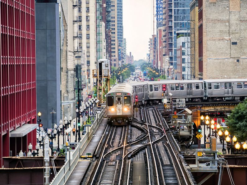 Chicago »L« je okrajšava za nadzemni železniški sistem, nekakšen metro na dvignjenih tirih oziroma hitri transportni sistem v centru mesta in nekaterih predmestjih. 
