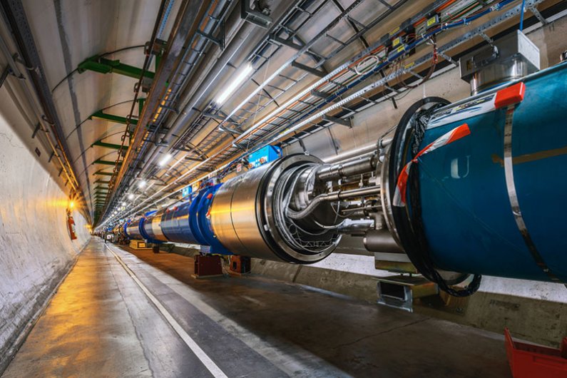 Fiziki napovedujejo, da bodo v naslednjih treh desetletjih v igro vstopili kar trije novi trkalniki. Na fotografiji Veliki hadronski trkalnik (LHC).