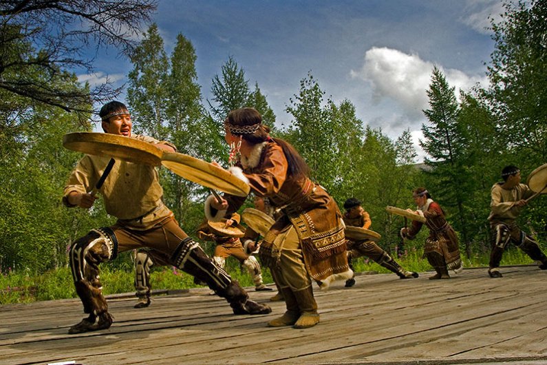 Staroselci sicer živijo svoje miroljubno in nekoliko odmaknjeno življenje, če pa jih obišče skupina turistov, z veseljem predstavijo kakšen tradicionalni ples iz svoje bogate folklore.
