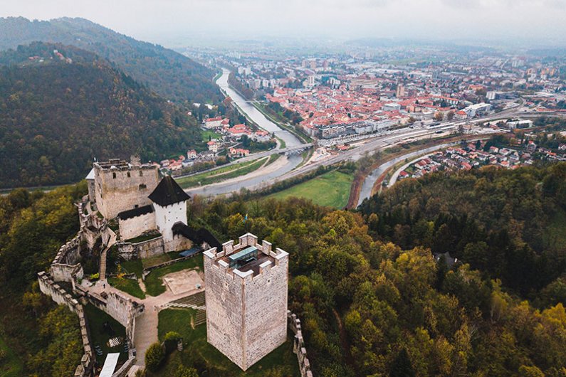 V pisnih virih je mogočni Stari grad prvič omenjen leta 1323, njegova zgodovina pa je še 200 let starejša. Današnjo podobo je dobil, ko so ga prevzeli grofje Celjski, najbolj znana in najpomembnejša vladarska rodbina na slovenskem ozemlju. Na fotografiji občudujemo razgled z Grmade na Celje.