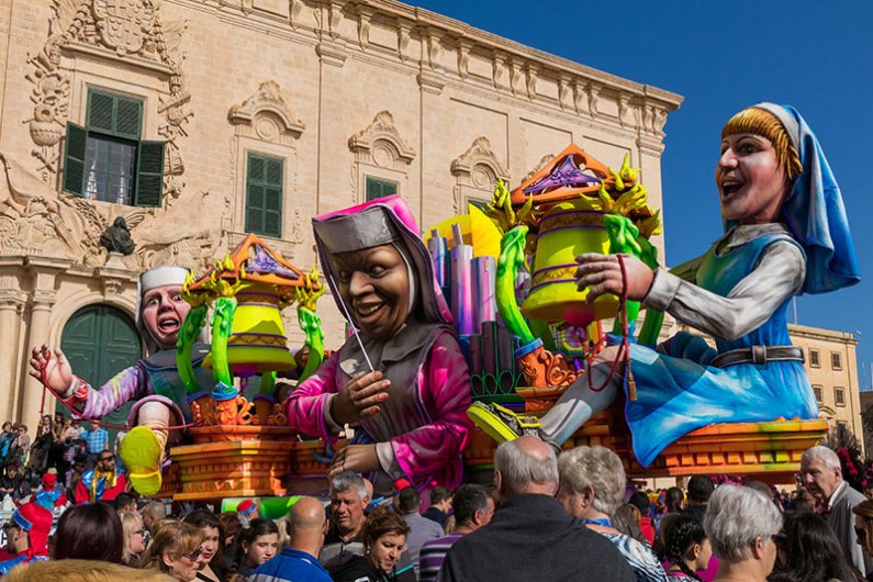 Malta živi za karneval, to je nesporno dejstvo. Traja nekaj dni, zaradi česar zaprejo celo vrtce in šole, odraslim pa ni treba v službo. Mestne ulice postanejo njegovo osrednje prizorišče.