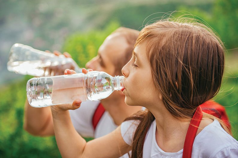 Študija o vsebnosti mikroplastike v pitni vodi iz leta 2017 je denimo pokazala, da kar 90 odstotkov od analiziranih 250 plastenk vode enajstih znamk v devetih državah vsebuje mikroplastiko.