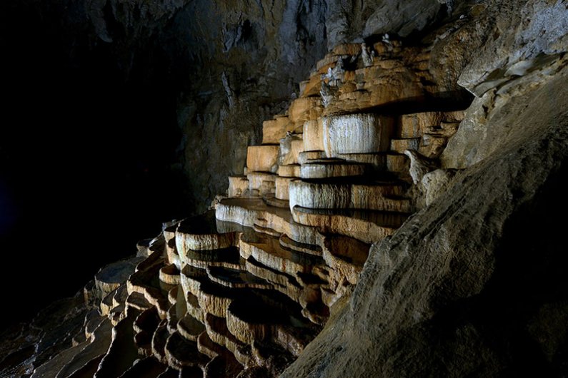 Slovensko podzemlje je posebnost v svetovnem merilu, saj nikjer drugje ni mogoče občudovati tolikšnega števila različnih jam na tako majhnem prostoru.