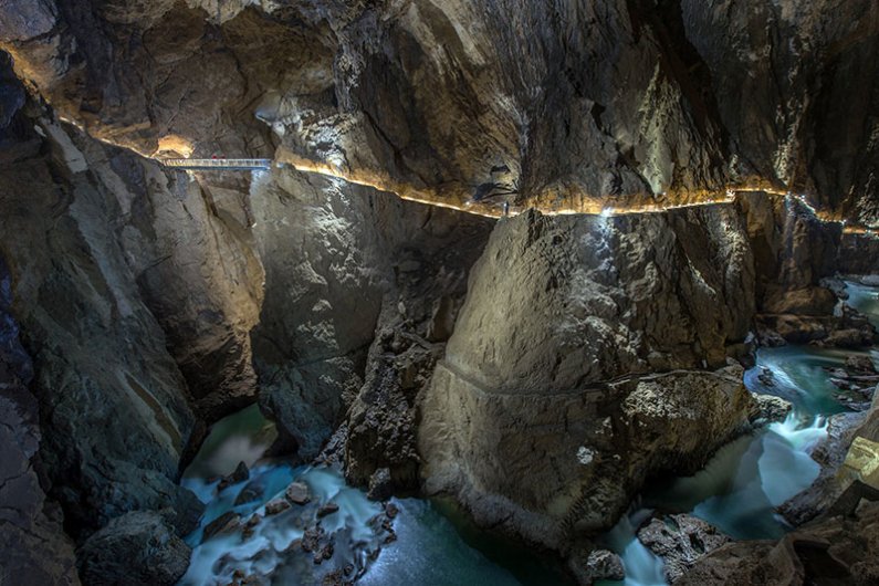Martelova dvorana v Škocjanskih jamah je največji vodni rov v Evropi – dolga je 314 metrov, široka 143 metrov in visoka 158 metrov.