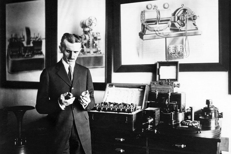 Nikola Tesla je umrl star 86 let v hotelu New Yorker v sobi številka 3327. V svojih zadnjih letih je bil osamljen in povsem brez denarja. 