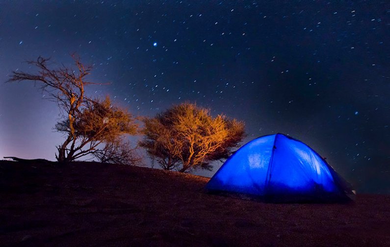 Za opazovanje z zvezdami posutega neba so zelo primerne puščave po svetu. V bližini ni večjih mest, ni svetlobne onesnaženosti in ni kakih večjih gora, ki bi zastirale pogled. Na sliki puščava Wahiba sands v Omanu.